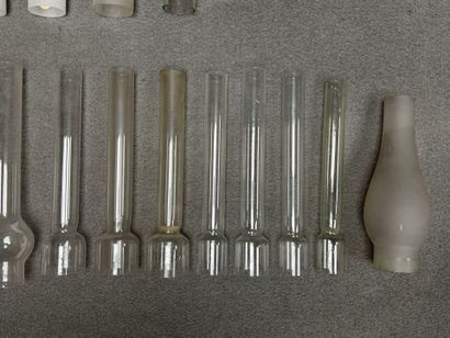 Lot de tubes de lampe à pétrole. 
H. : de...