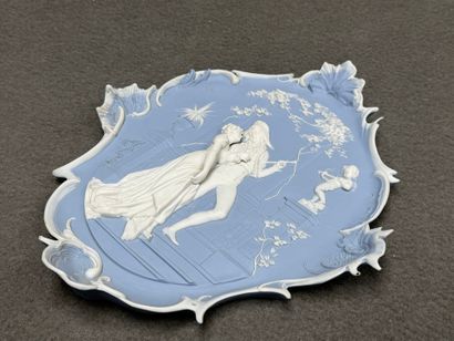 DRESDE
Plaque à décor de scène galante en...