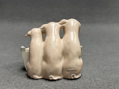 Deux salerons doubles en porcelaine à décor...