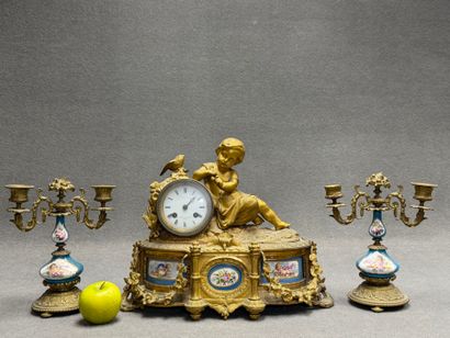 Garniture de cheminée en bronze et porcelaine...