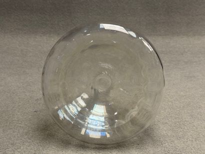 Carafe en verre. 
H. :29 cm.
