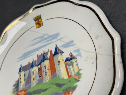 GIEN. 
Plat et 10 assiettes à dessert à décor...