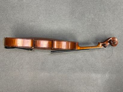 Violon 3/4 et archet. 
Début XXe siècle
Portant...