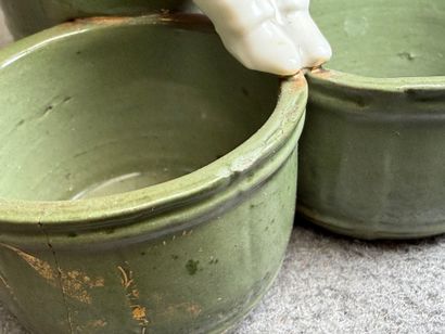 Deux moutardiers en porcelaine à décor de...