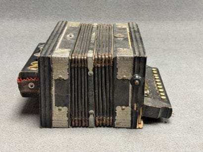 ROYAL STANDARD. 
Accordéon. 
26 x 26 x 13...