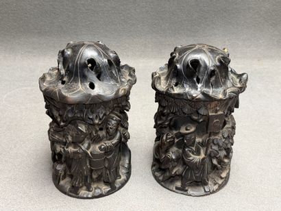 Paire de pot couverts en bois sculpté. 
H....
