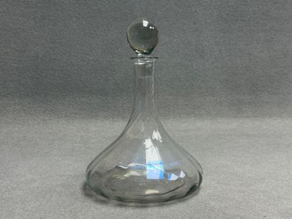 Carafe en verre. 
H. :29 cm.