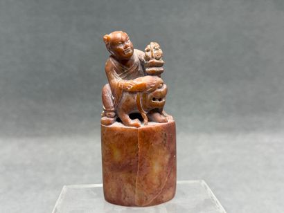 ASIE - Cinq statuettes bouddhistes en pierre,...