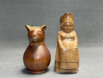 Deux pichets chien et personnage en grès
H....
