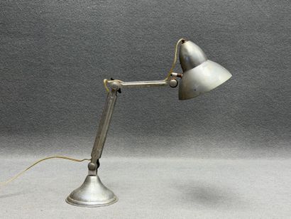 Lampe industrielle en tôle.. 
H. :40 cm.