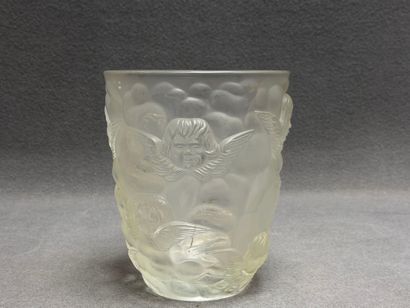 Vase en verre moulé à décor de angelots....