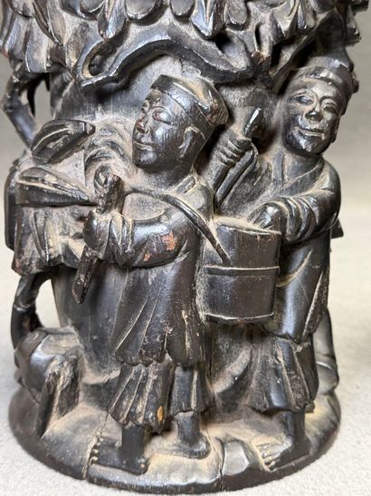 Paire de pot couverts en bois sculpté. 
H....