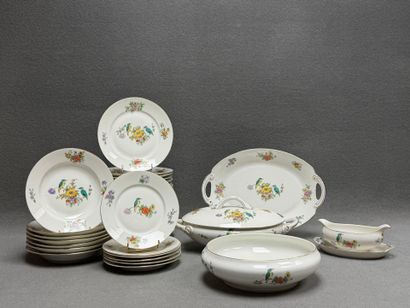 Partie de service de table en porcelaine...