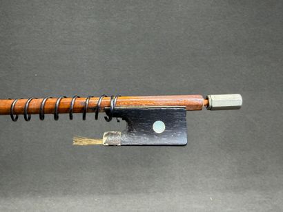 Violon 3/4 et archet. 
Début XXe siècle
Portant...