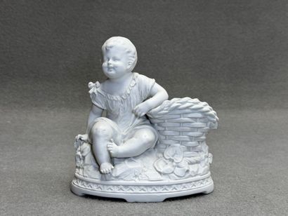 Pot en biscuit à décor de bébé vers 1900....