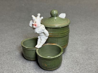 Deux moutardiers en porcelaine à décor de...