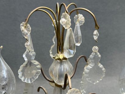Girandole à trois lumières à pampilles. 
H....