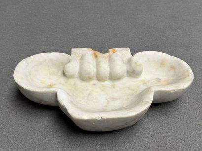 Bénitier en marbre. 
6 x 27,5 x 16 cm. 
...