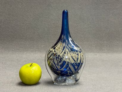 Vase à long col en verre. 
H. :23 cm.