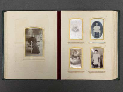 Album de photographies avec de nombreuses...