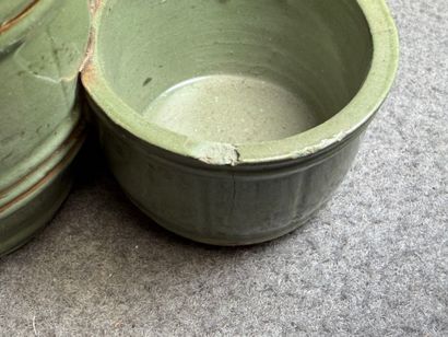 Deux moutardiers en porcelaine à décor de...