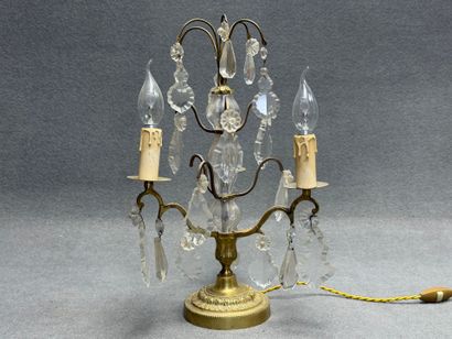 Girandole à trois lumières à pampilles. 
H....