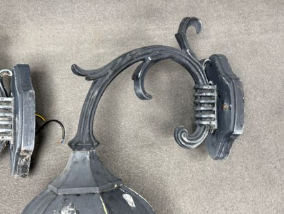 Trois lanternes en applique en tôle et verre....