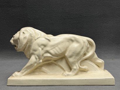 Lion marchant.
Sujet en céramique craquelée.
25...
