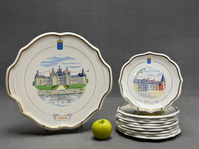 GIEN. 
Plat et 10 assiettes à dessert à décor...