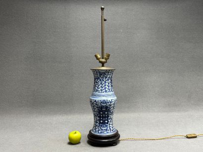 Vase en porcelaine de Chine monté en lampe....