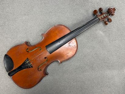 Violon 3/4 et archet. 
Début XXe siècle
Portant...