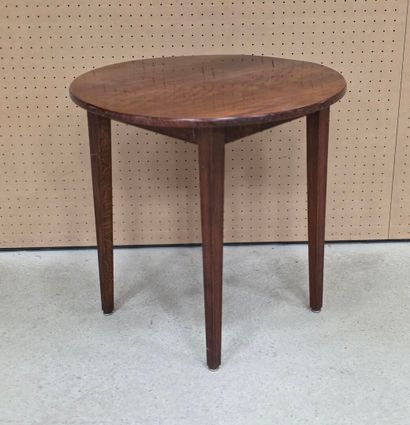 Petite table ronde à quatre pieds
Diam .73cm...
