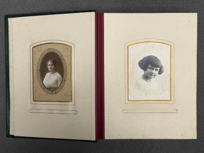 Album de photographies avec de nombreuses...
