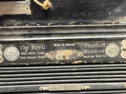 ROYAL STANDARD. 
Accordéon. 
26 x 26 x 13...