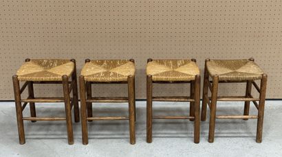 Quatre tabourets en bois assise paillée....
