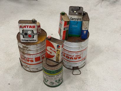 Lot de 9 bidons d'huiles et divers Castol,...