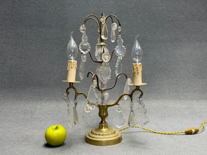 Girandole à trois lumières à pampilles. 
H....