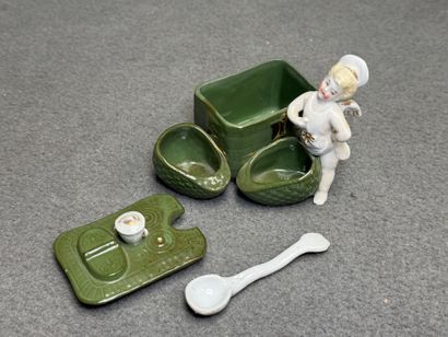 Deux moutardiers en porcelaine à décor de...