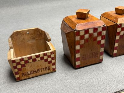 Serie de pots à épices en bois
Début XX°
Manque...