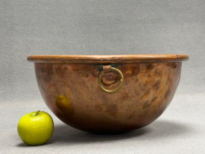 Grand cul de poule en cuivre.
D: 35 cm.