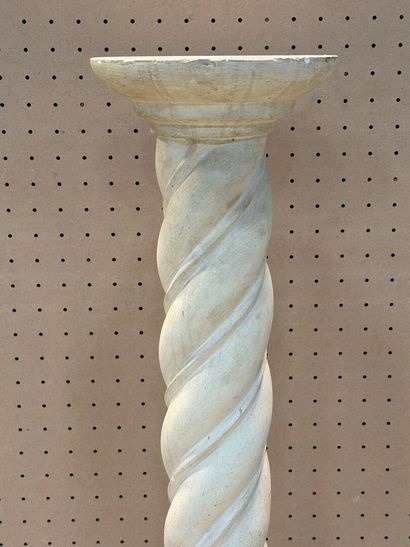 Colonne torsadée en plâtre. 
H. :106 cm....