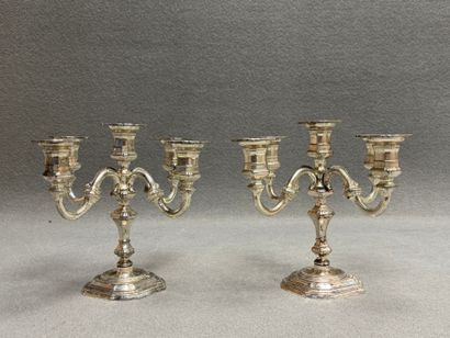 Paire de bougeoirs à cinq lumières en métal...