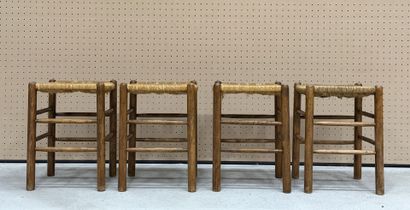 Quatre tabourets en bois assise paillée....