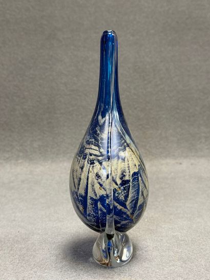 Vase à long col en verre. 
H. :23 cm.