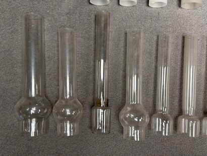 Lot de tubes de lampe à pétrole. 
H. : de...