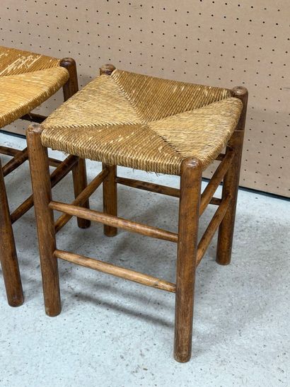 Quatre tabourets en bois assise paillée....