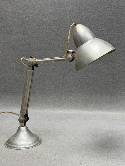 Lampe industrielle en tôle.. 
H. :40 cm.