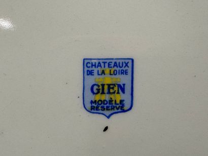 GIEN. 
Plat et 10 assiettes à dessert à décor...