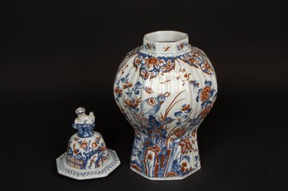Pot couvert en faïence de DELFT XIX°. 
H....