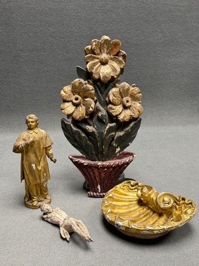 Lot de bois sculptés comprenant: 
Religieux,...